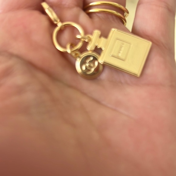 Chanel Charm GOLD TONE - Picture 2 of 2